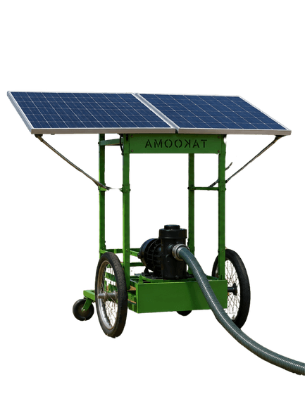 TAKOOMA vu de face, panneaux solaires et motopompe